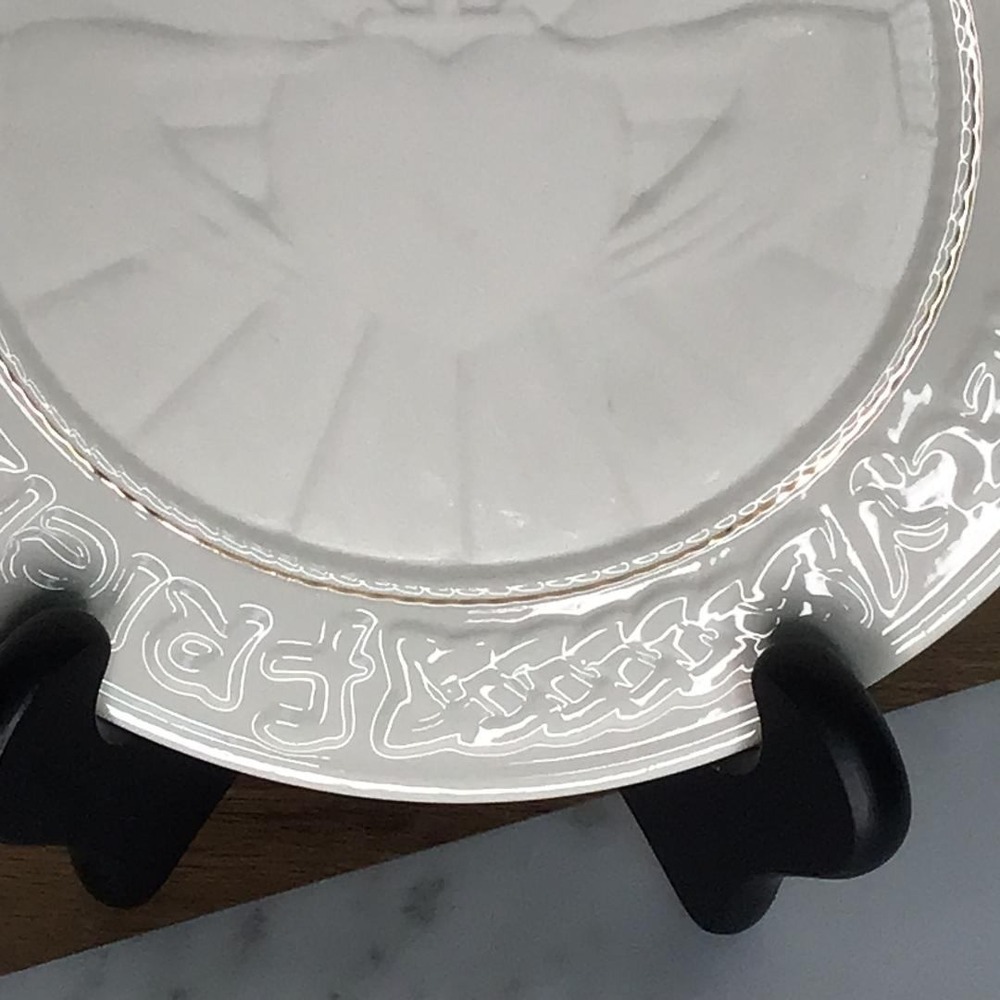 Belleek Irish Claddagh Decorative Plate 9" White Ceramic Love Loyalty Friendship - Picture 3 of 10